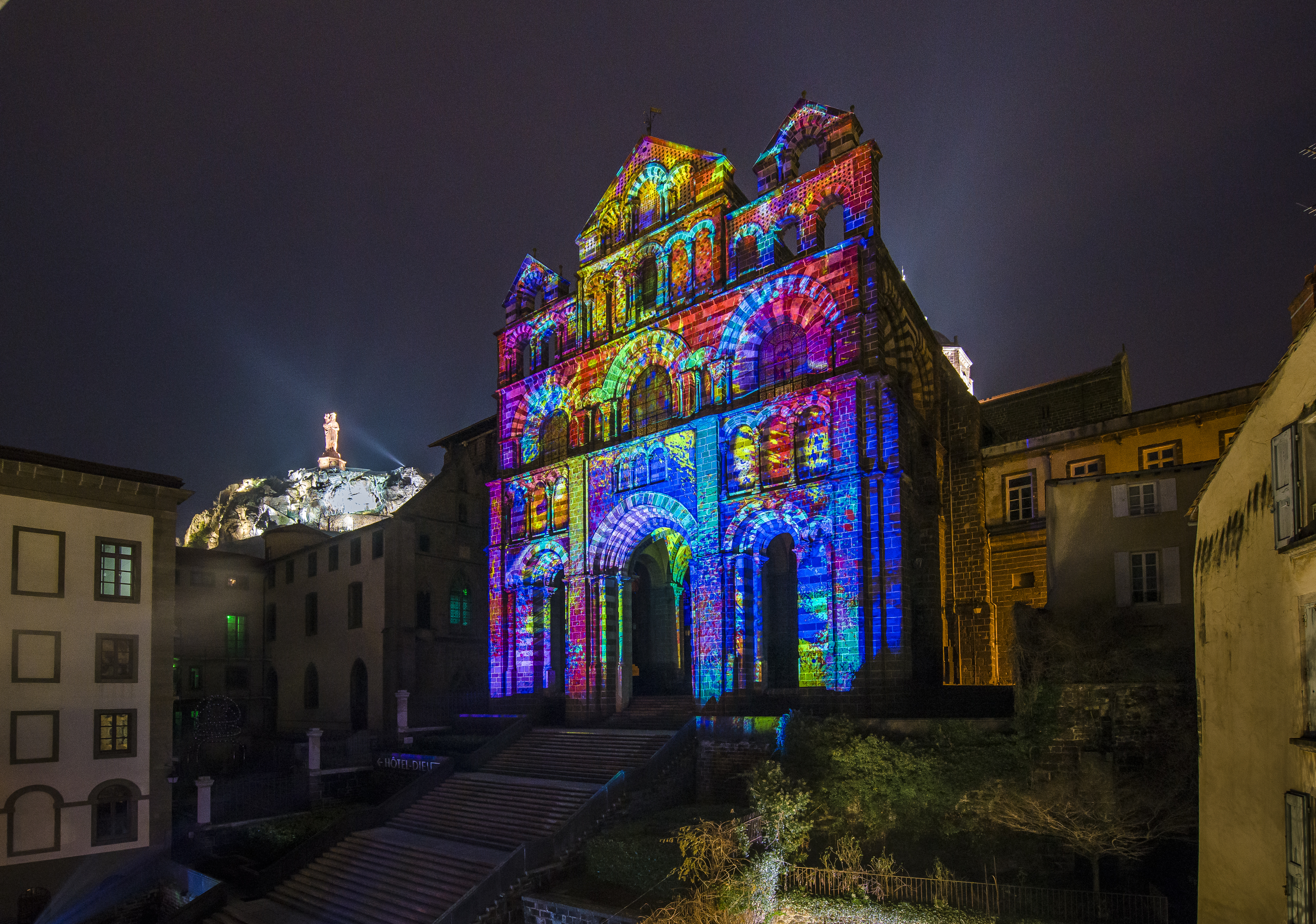 Le Puy-en-Velay - La façade de la cathédrale illuminée lors des animations Le Puy de lumière.