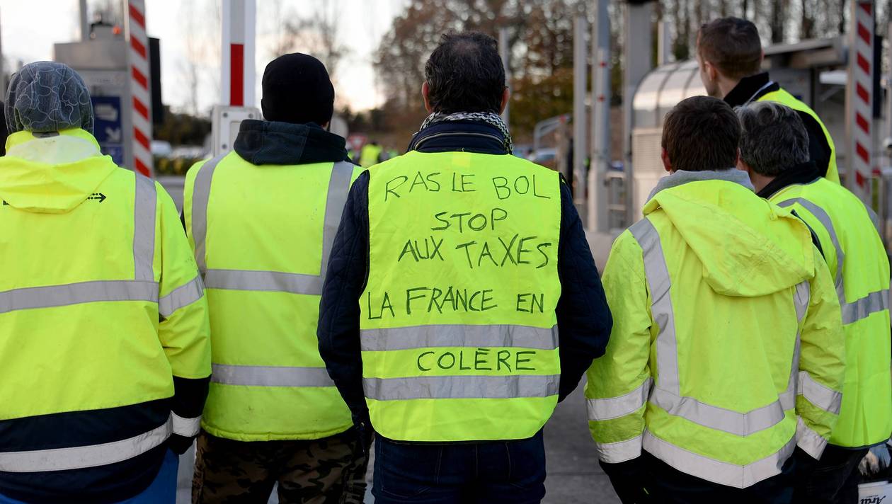 Mouvement des gilets jaunes - Les manifestants mènent depuis leur arrivée ce matin une opération " péage gratuit " à la Gravelle en Mayenne. Cet après midi ils étaient entre 300 et 400 manifestants