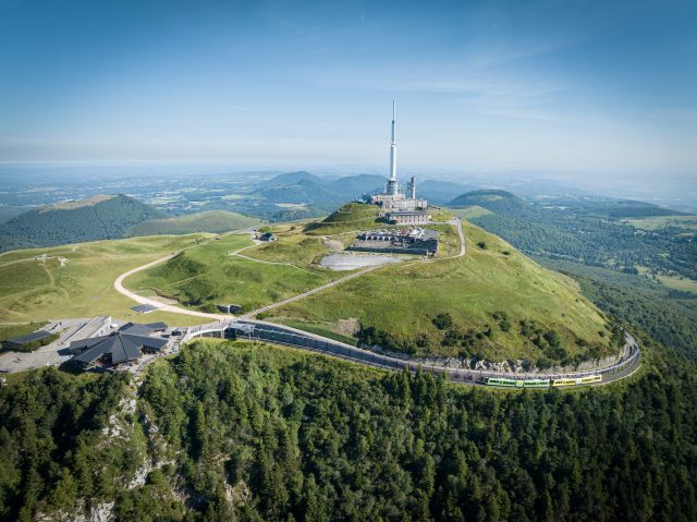 Le Panoramique des Dômes : un train d’exception au cœur des volcans d’Auvergne