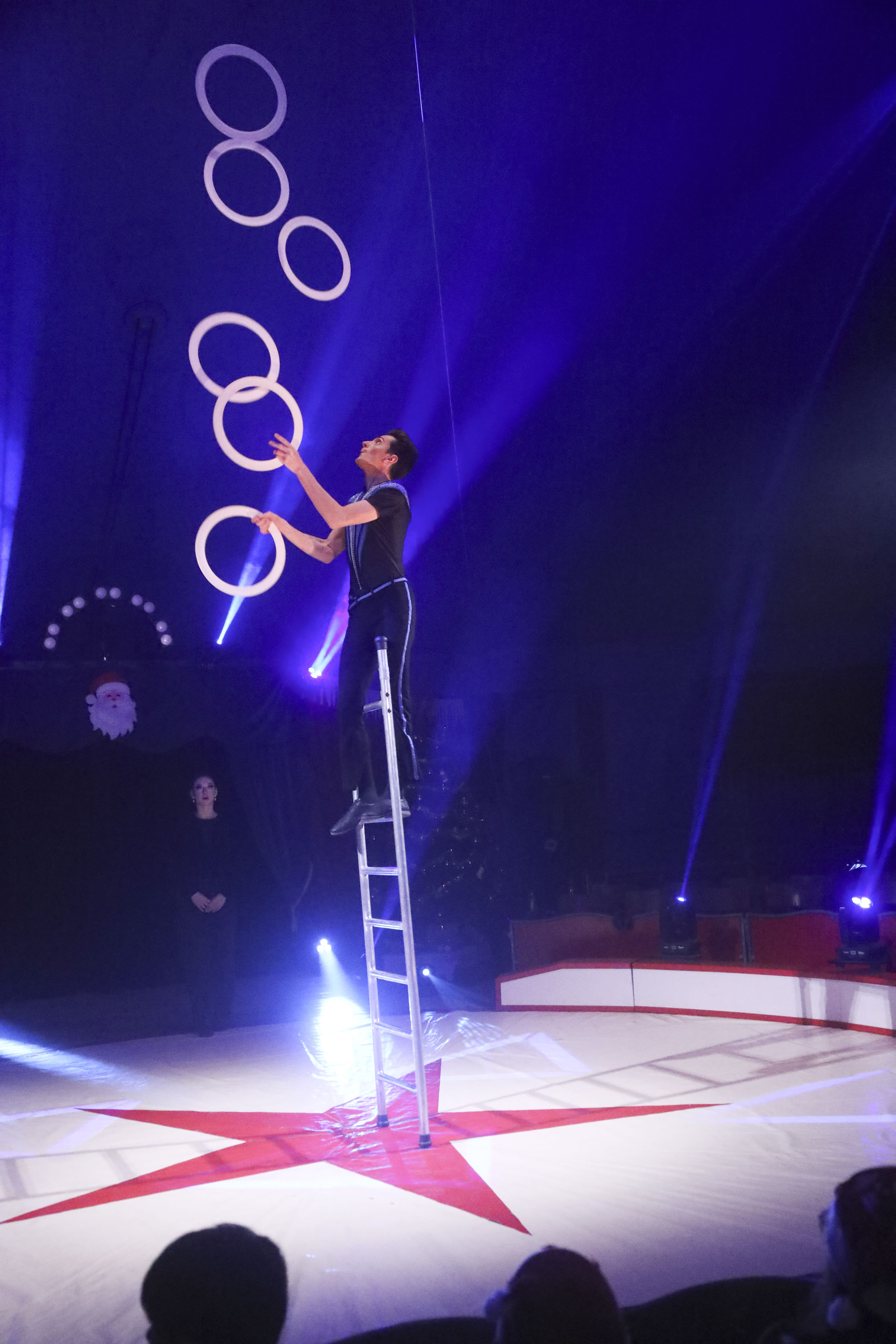 Cirque Rubis — Cirque de Noël à Jablines-Annet : spectacle circassien sous chapiteau et arbres de Noël CSE 