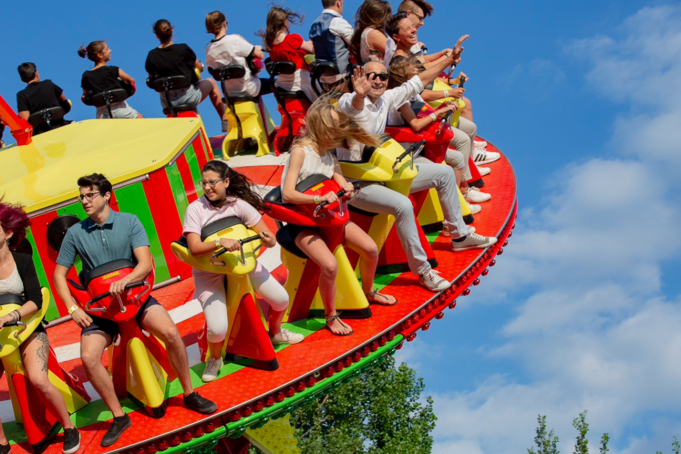 Magic Park Land, le parc familial de la Côte Bleue Magic Park Land — Parc de loisirs familial Côte Bleue entre Martigues et Marseille, billetterie CSE, attractions et arbres de Noël