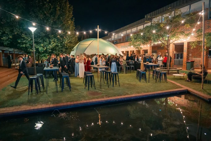 Organiser une garden party d’entreprise à Toulouse Occitanie : l’art de recevoir autrement Structure dôme 360 pour réception extérieure avec espace cocktail haut de gamme Toulouse-Occitanie – PSB Lounge
