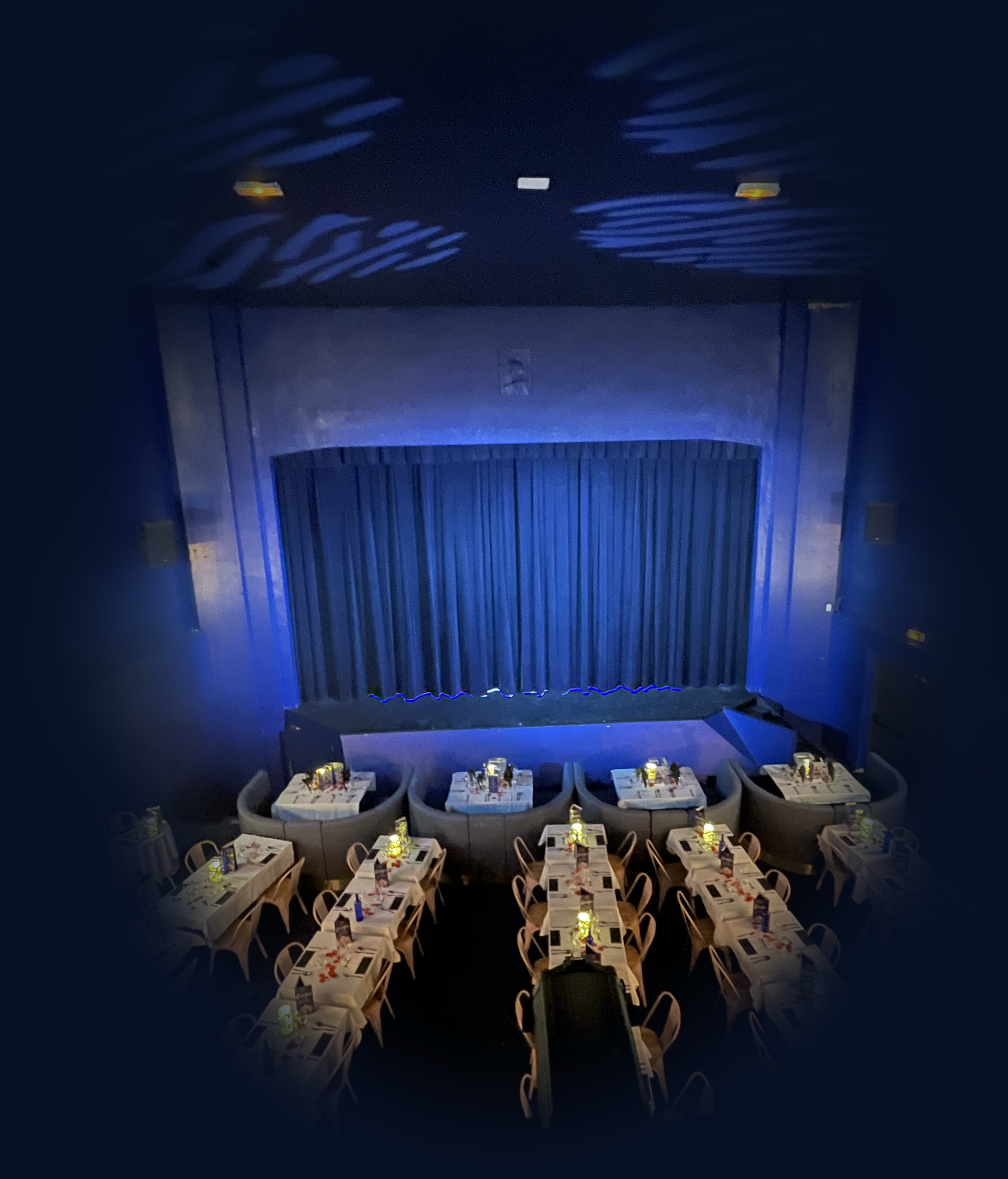 L'étoile bleue — Cabaret-Théâtre à Marseille, dîner-spectacle et revue music-hall pour CSE
