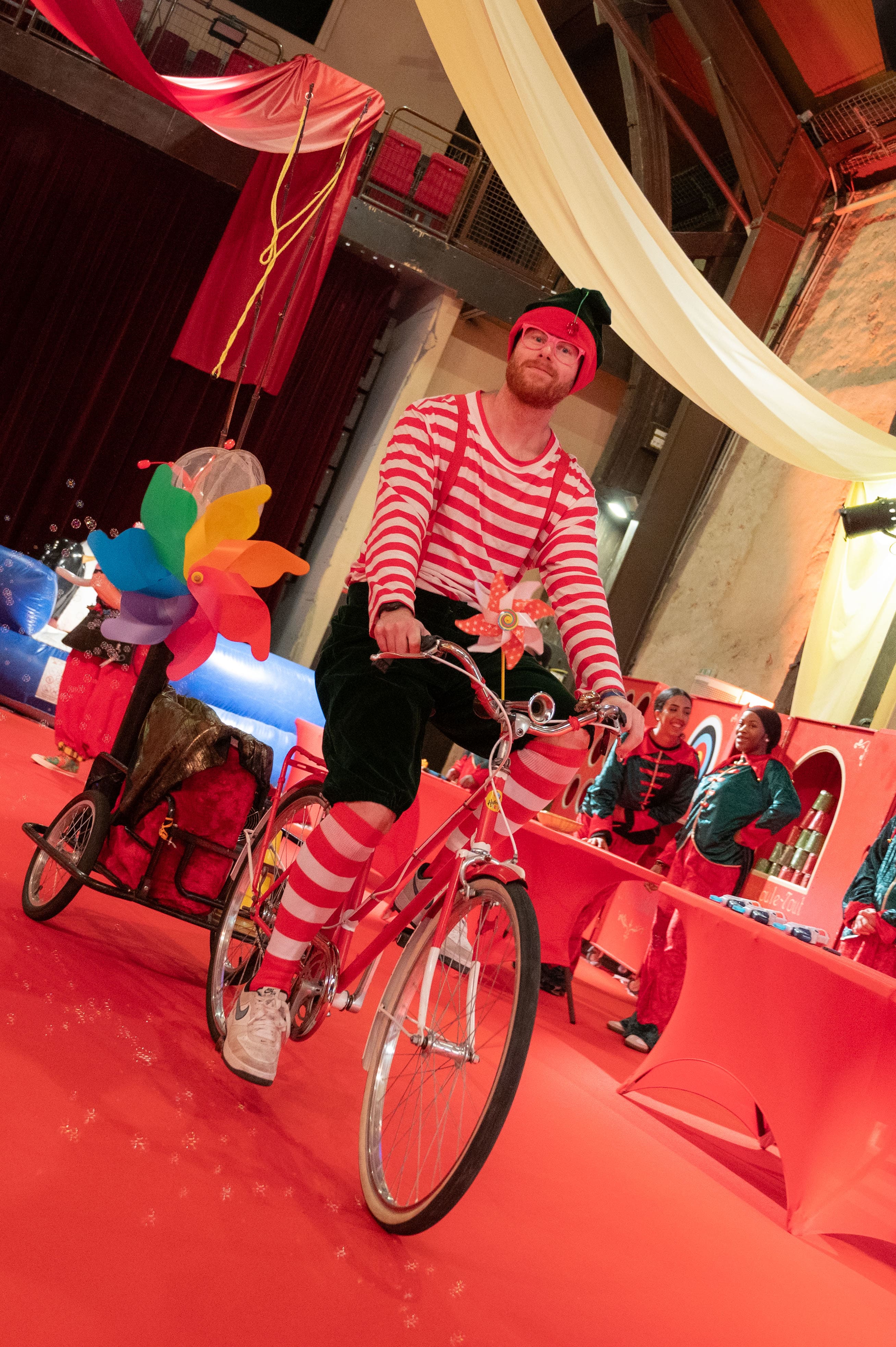 Spectacle de cirque lors d'un arbre de Noël entreprise - artistes et acrobates sur piste circulaire organisé par Belle Aventure Production