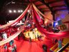 Arbre de Noël : quand le rêve devient réalité ! Arbre de Noël CSE thème cirque - salle transformée en chapiteau avec drapés rouges et jaunes par Belle Aventure Production