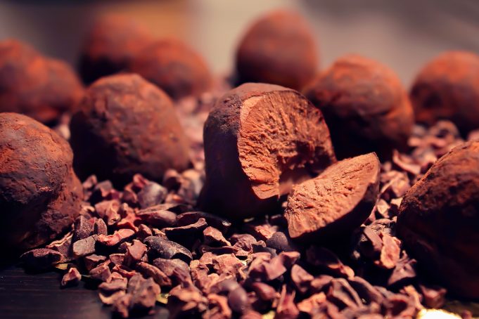 Bons chocolats : savoir choisir sans se tromper Chocolats- Fèves de cacao brutes — origine Équateur Madagascar Ghana pour chocolat artisanal CSE