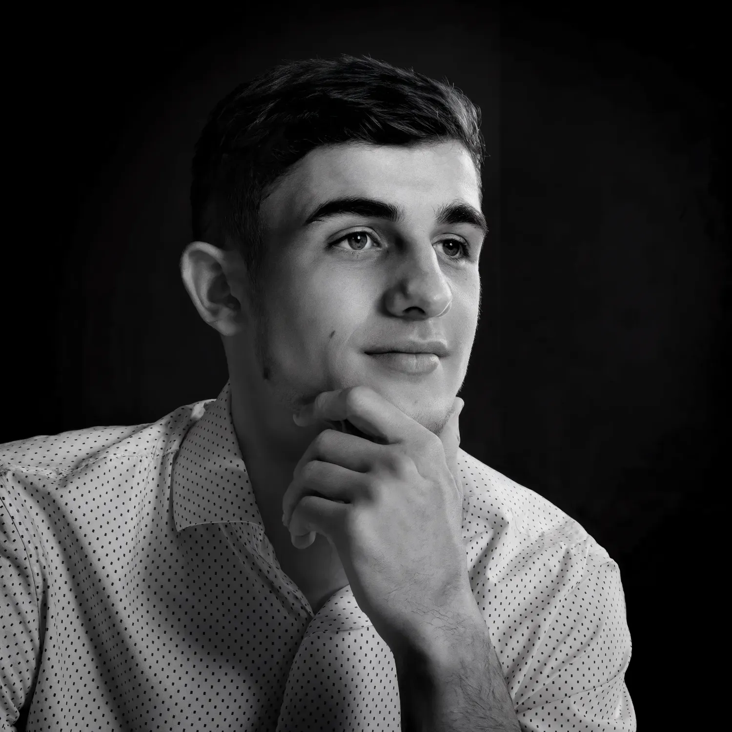 Portrait homme en pose réfléchie noir et blanc – animation Black Box PSB Lounge Toulouse 2026