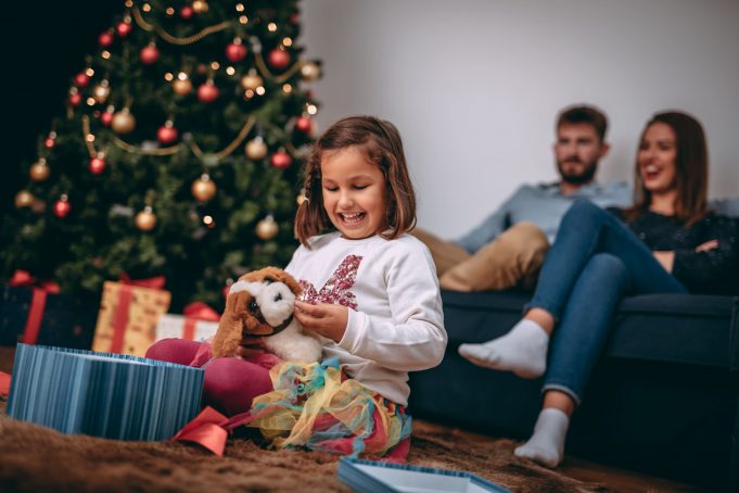 Pouvoir d’achat : le CSE au cœur des fêtes CSE - Famille qui déballe des cadeaux de Noël — le CSE soutient le pouvoir d'achat des salariés pendant les fêtes