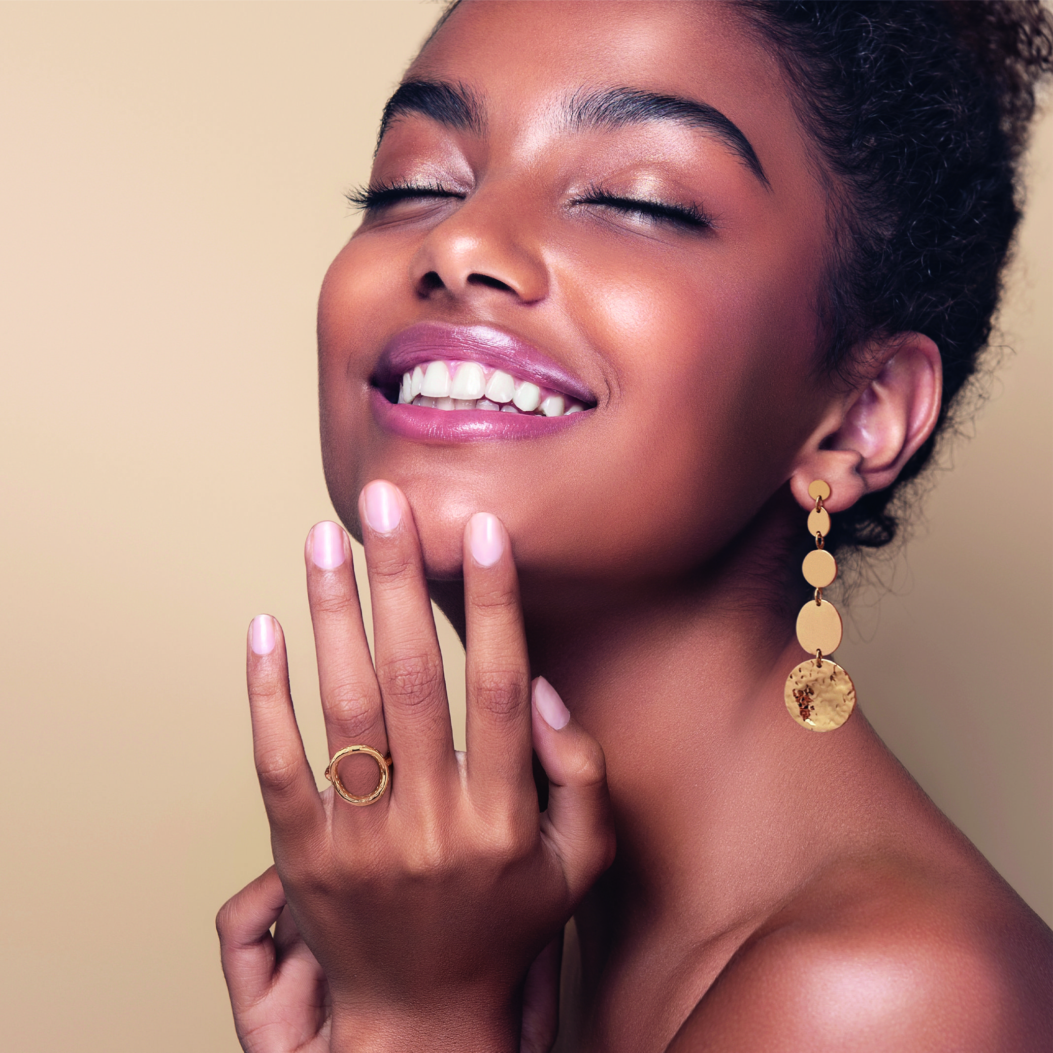 Collection SRD Bijoux ventes privées 2026 pour CSE - bijoux fantaisie de qualité portés par mannequin