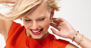 SRD Bijoux : ventes privées et nouveautés digitales Collection SRD Bijoux ventes privées 2026 pour CSE - bijoux fantaisie de qualité portés par mannequin