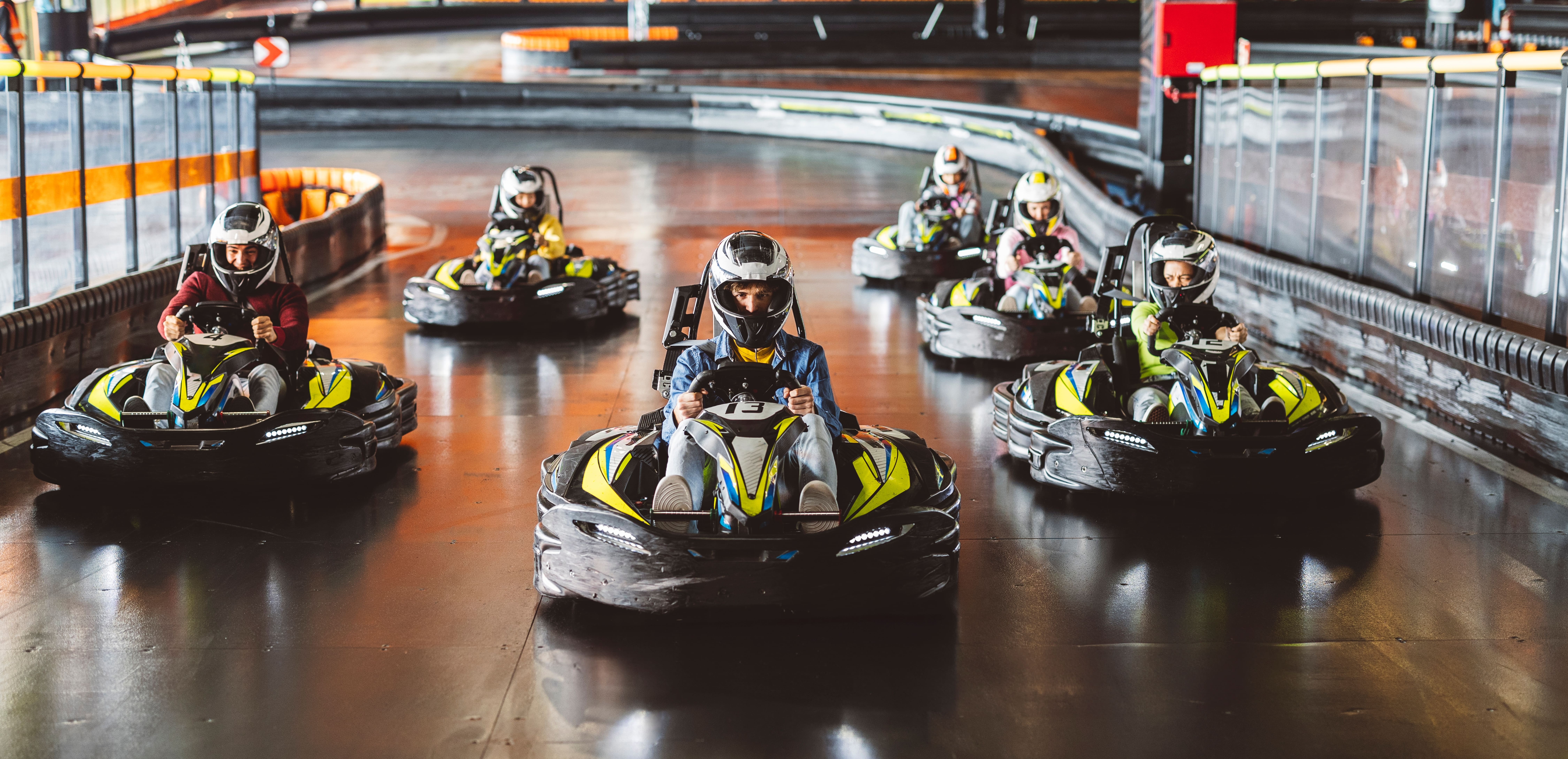 La salle multi-activités : un bon choix pour votre arbre de Noël ! Salle multi-activités pour l'arbre de Noël CSE — karting et activités pour familles et salariés