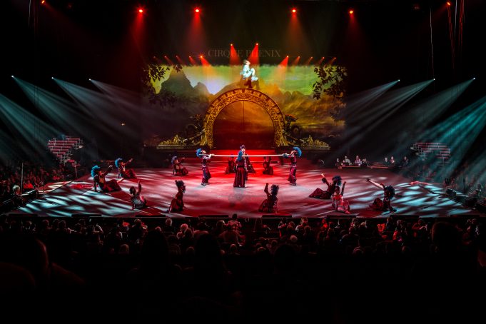 Le cirque de Noël, une tradition familiale toujours plébiscitée cirque de Noël pour l'arbre de Noël CSE — acrobates et numéros sous chapiteau illuminé