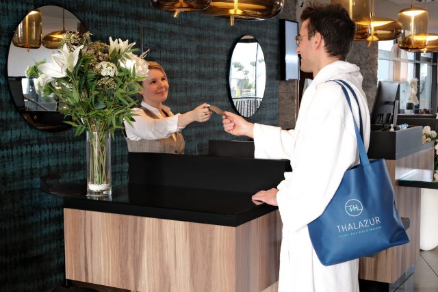 Accueil d'une escale Thalazur, thalasso CSE en Bretagne et Normandie