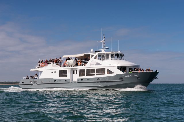 Bateau Izenah Croisières naviguant sur le Golfe du Morbihan