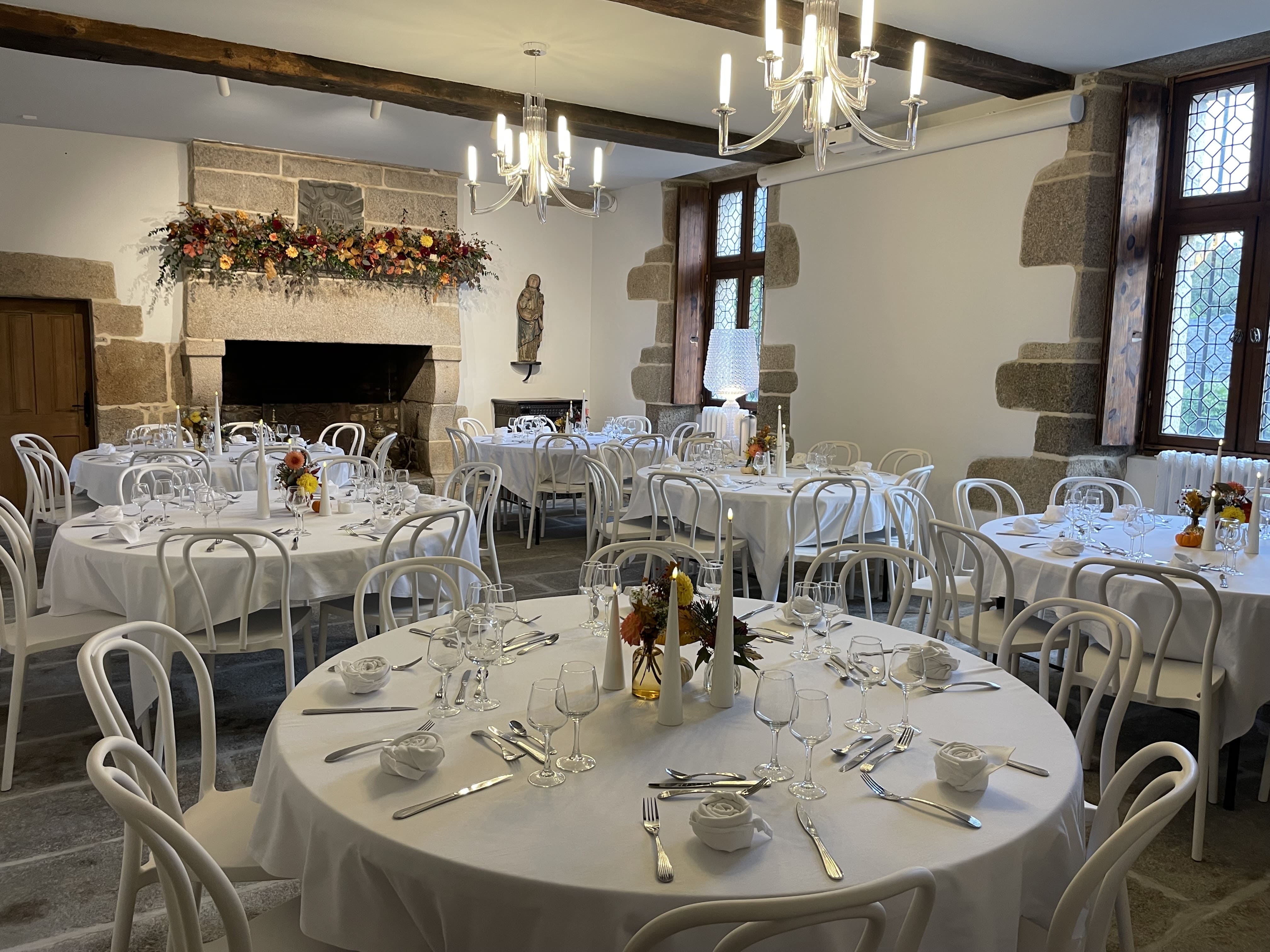 Salle seigneuriale du Manoir de Kerenneur — Pierres apparentes et cheminée d'époque