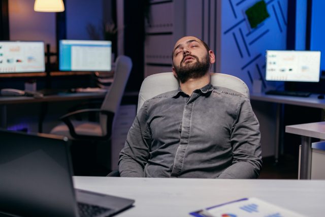 ingenium_consultants_accompagnement_CSE_Influence!CSE_1 droit à la déconnexion - équilibre vie professionnelle vie personnelle, salarié épuisé