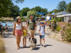 Avec Camping and co, les animaux aussi ont droit aux vacances ! Famille en vacances dans un camping acceptant les animaux avec Camping and Co