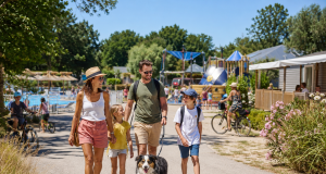 Avec Camping and co, les animaux aussi ont droit aux vacances ! Famille en vacances dans un camping acceptant les animaux avec Camping and Co