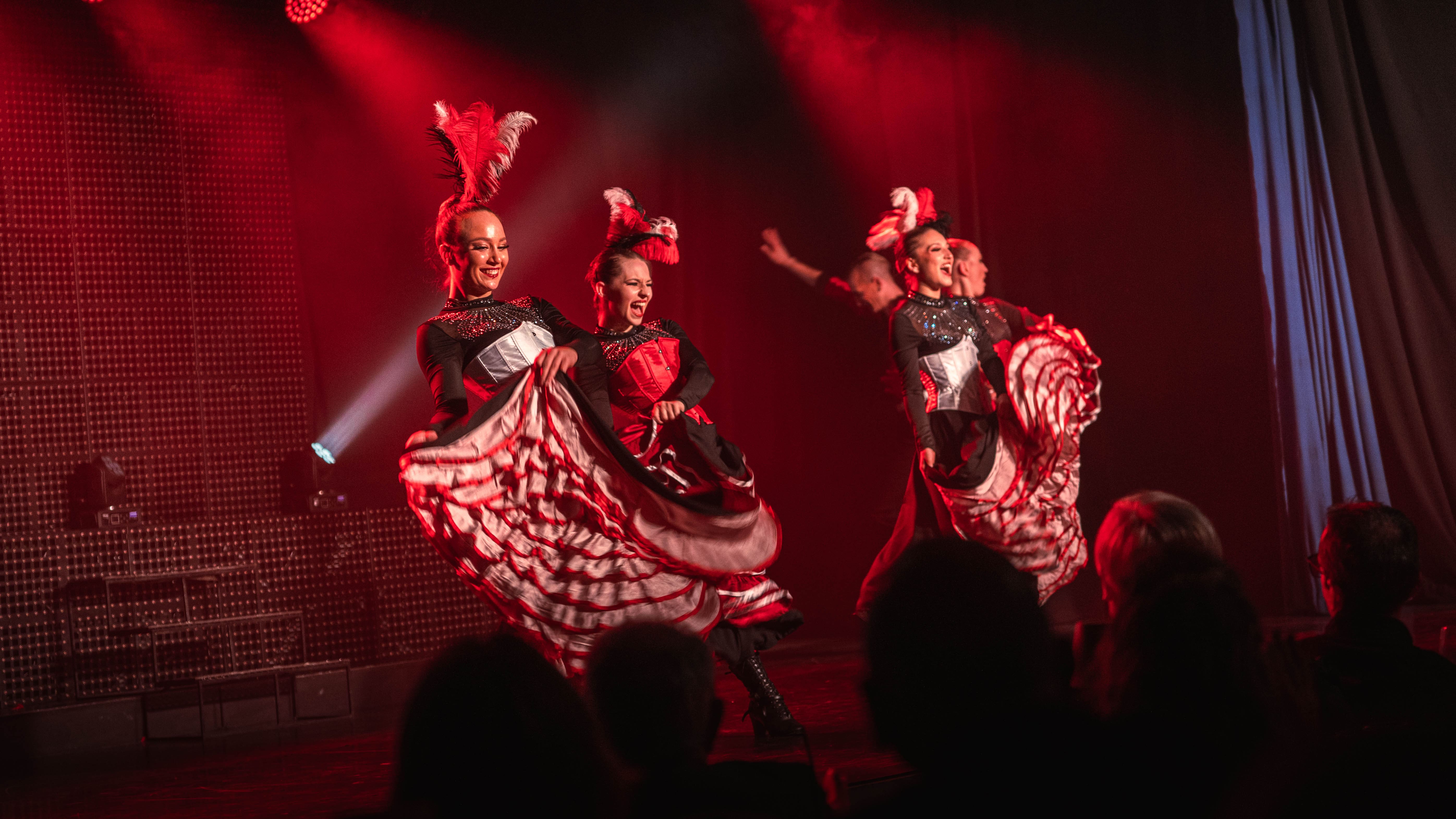 Numéro de french cancan et plumes au cabaret Navy Blue