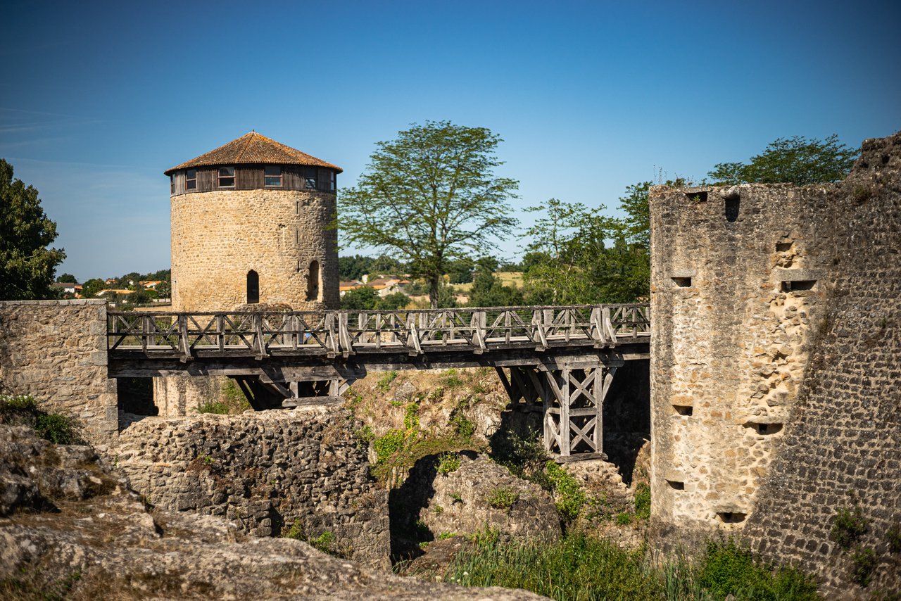 Remparts médiévaux de Parthenay dans les Deux-Sèvres