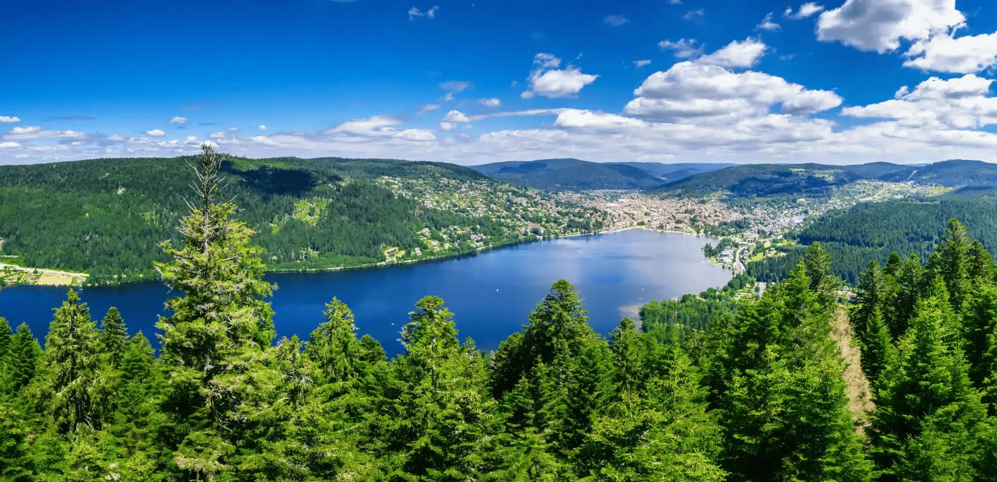  Lac et panorama du massif des Vosges dans le Grand Est