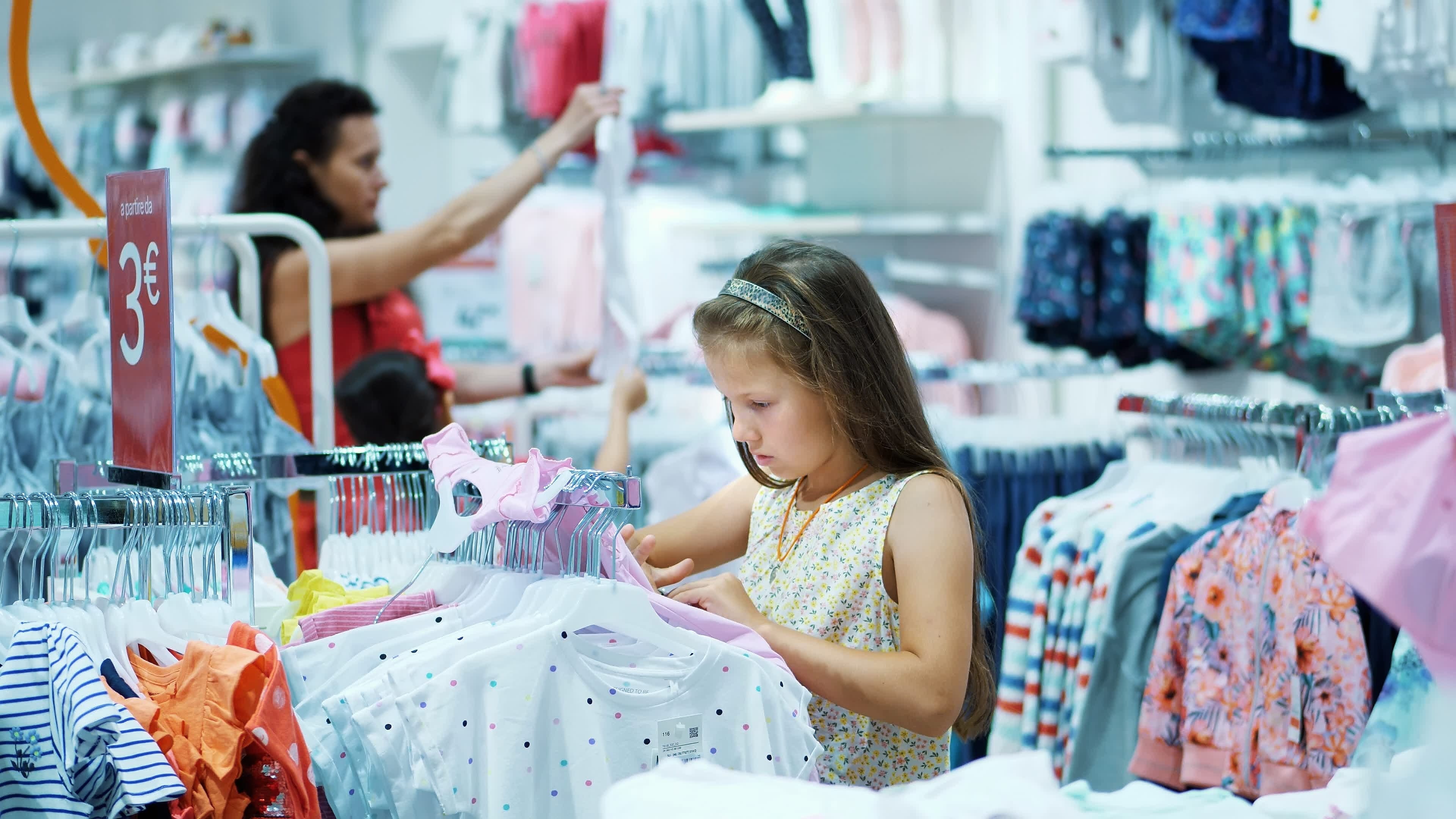 Famille achetant des fournitures scolaires à la rentrée