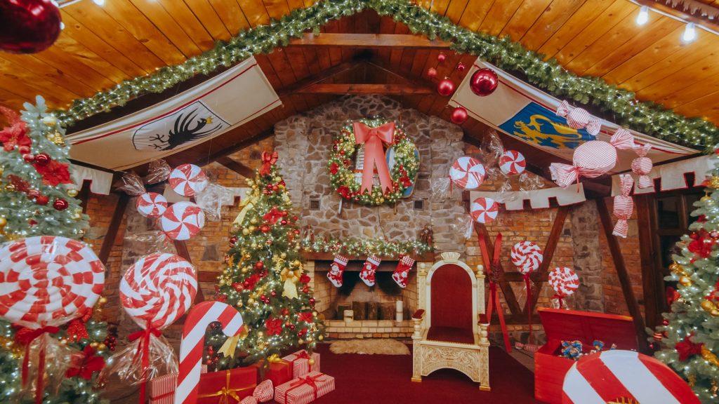 Salle décorée pour un arbre de Noël de CSE dans le Grand Est