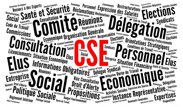 Élus de CSE analysant les documents économiques de leur entreprise
