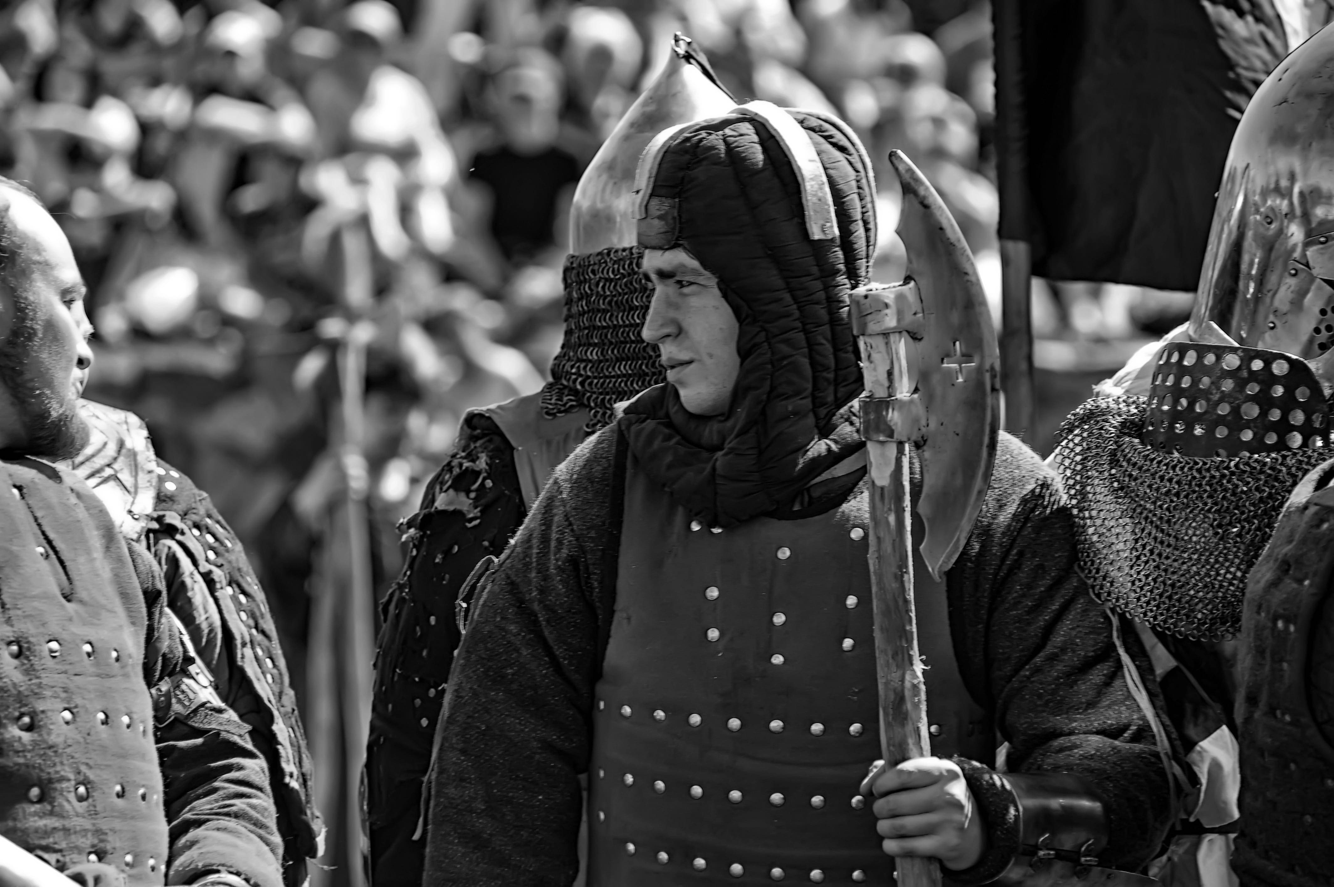 Spectacle historique avec cascadeurs et chevaliers dans un parc français
