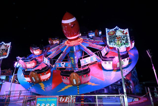LA FÊTE FORAINE DE NOËL = Carrousel illuminé lors d'une fête foraine de Noël