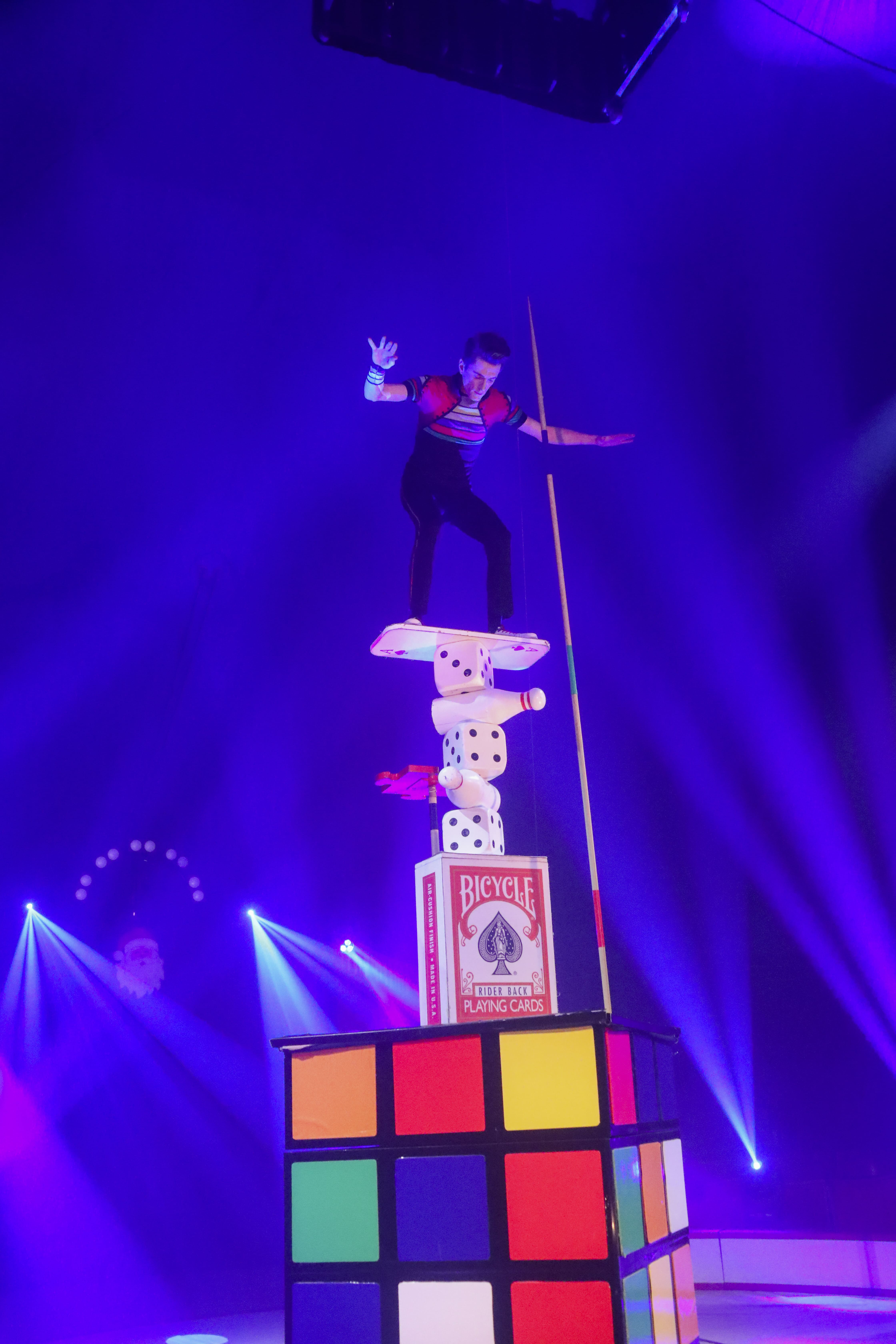 Numéro aérien sur tissus lors du spectacle de Noël du Cirque Rubis