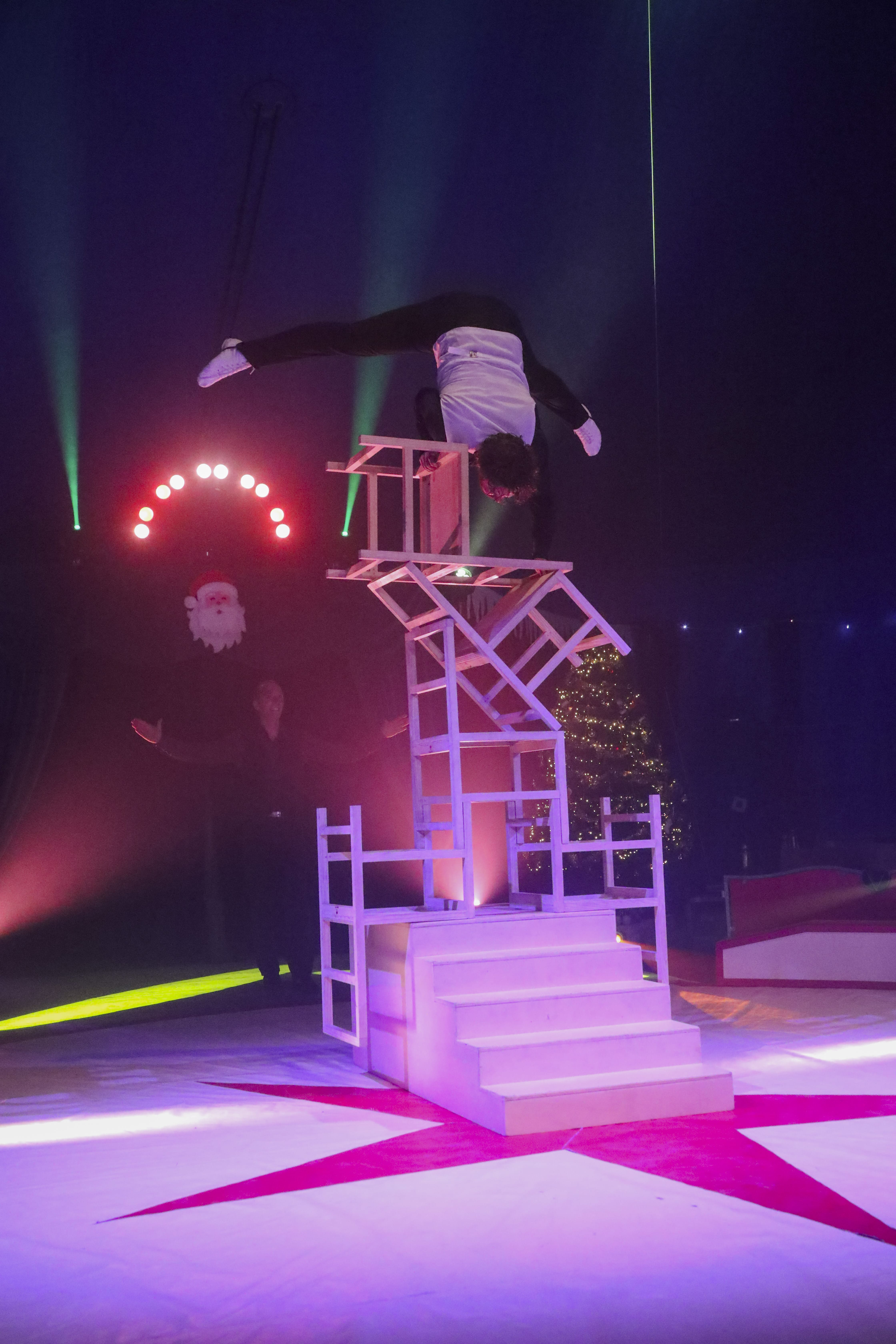 Entrée des clowns du Cirque Rubis inspirée d'un château hanté