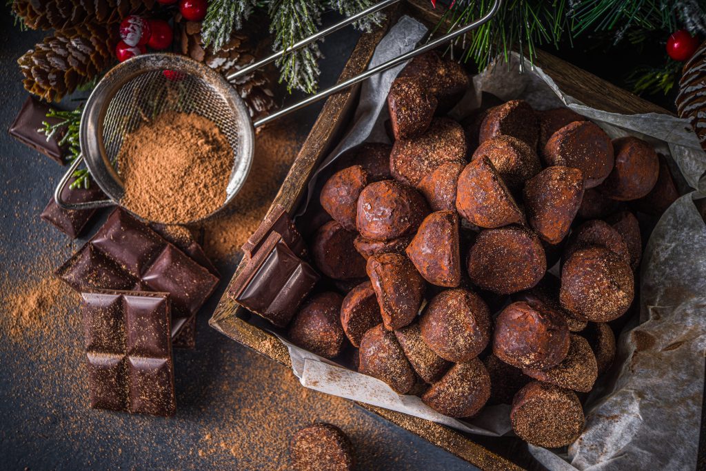 Ballotin de chocolats de Noël, pralinés et truffes