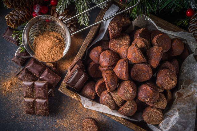 Ballotin de chocolats de Noël, pralinés et truffes