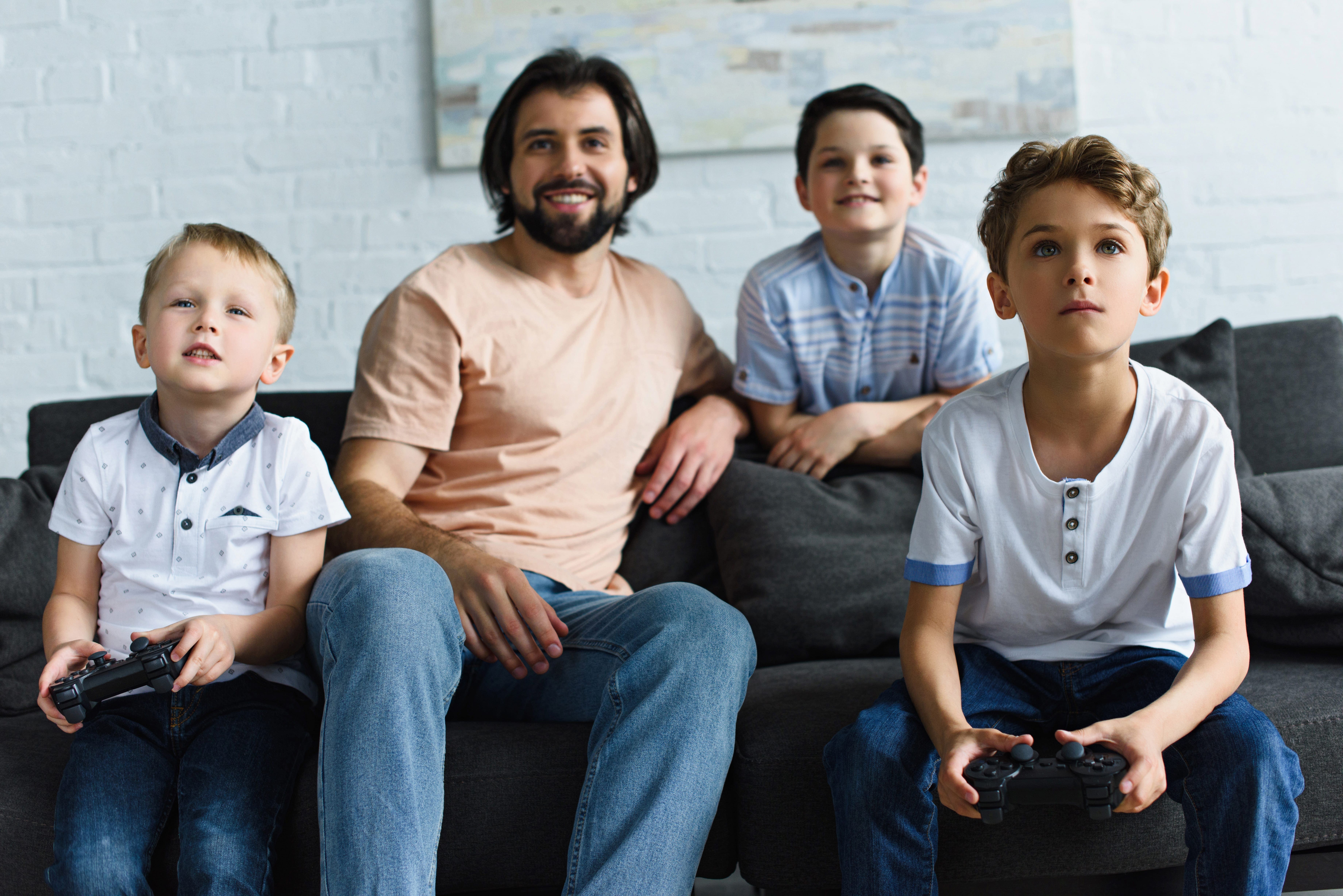 Séance de films de Noël en famille sur les plateformes de streaming