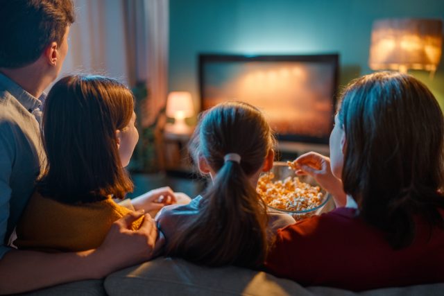 Les écrans - Jeux vidéo en famille réunissant toutes les générations à Noël