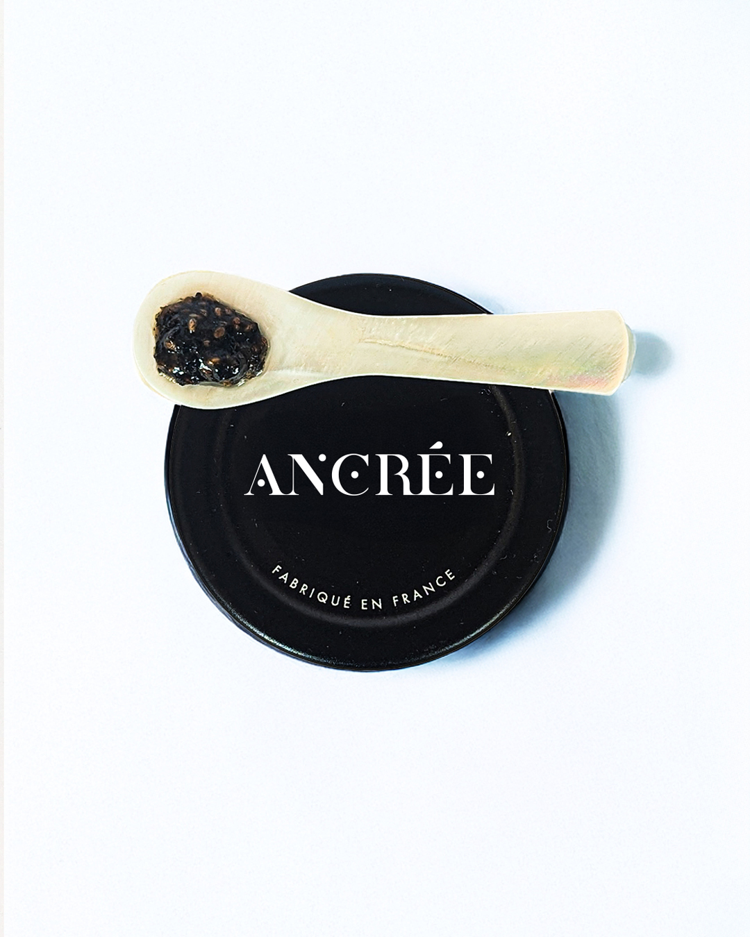 Capsule Ancrée avec cuillère en nacre et caviar végétal
