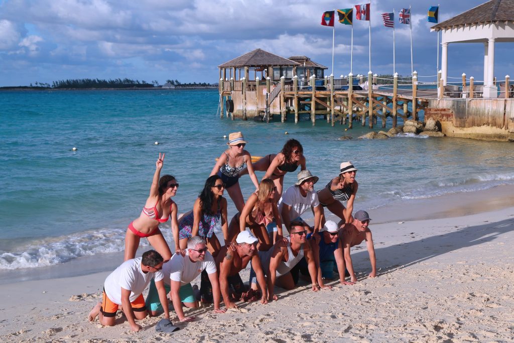 Politique vacances CSE : un groupe de salariés en vacances au bord d’un lagon