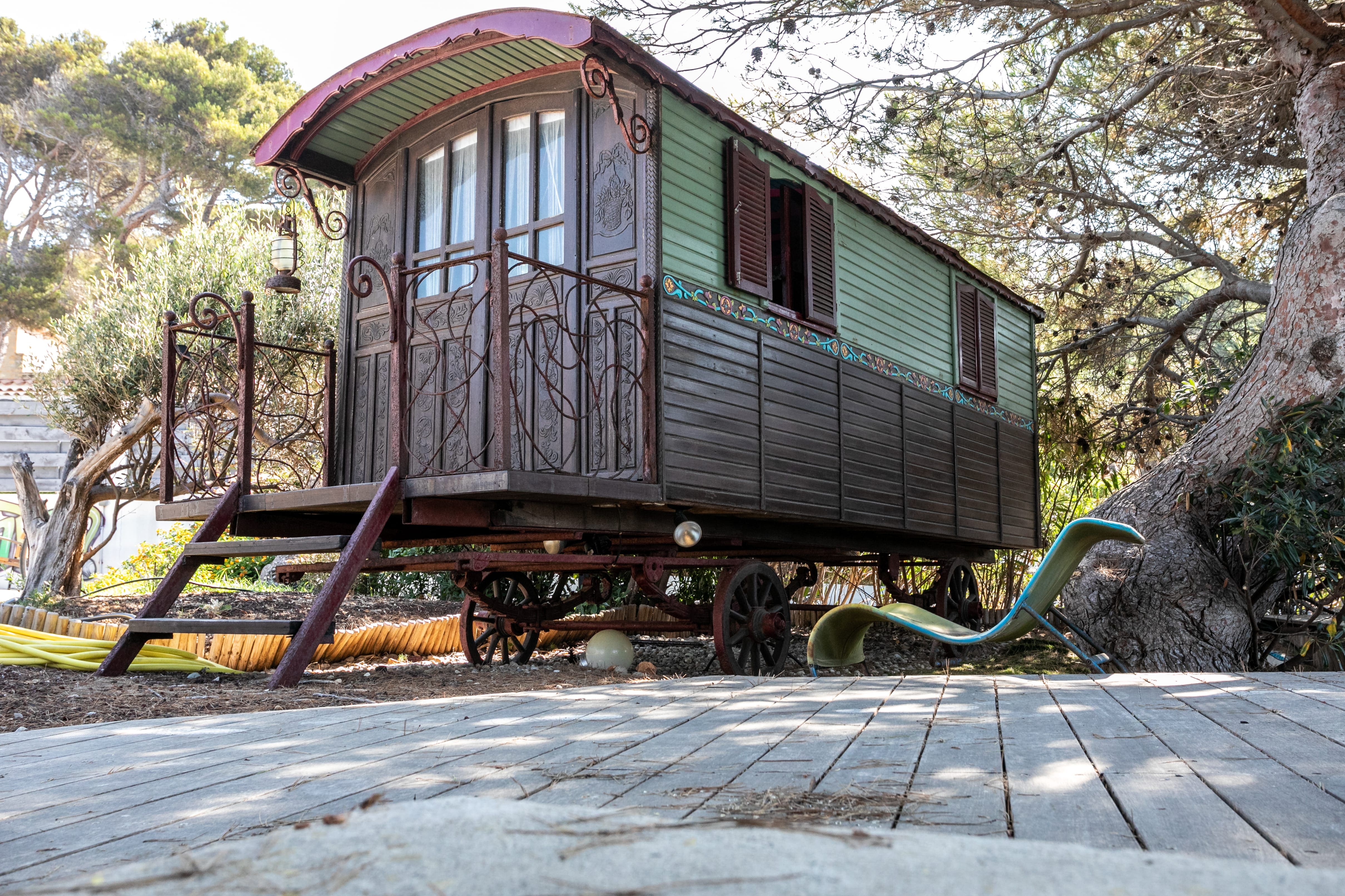 Hébergement locatif insolite : une roulotte en bois installée sous les pins