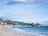Le littoral français, une belle destination d’hiver Bord de mer CSE : longue plage de sable déserte sous un ciel dégagé, le littoral français hors saison