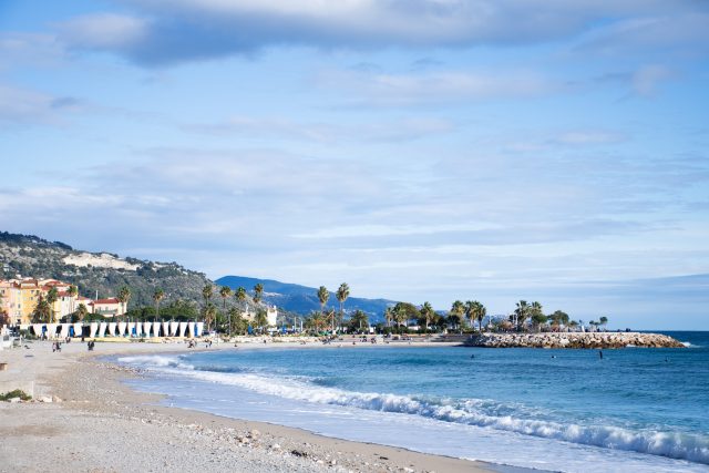 Bord de mer CSE : longue plage de sable déserte sous un ciel dégagé, le littoral français hors saison